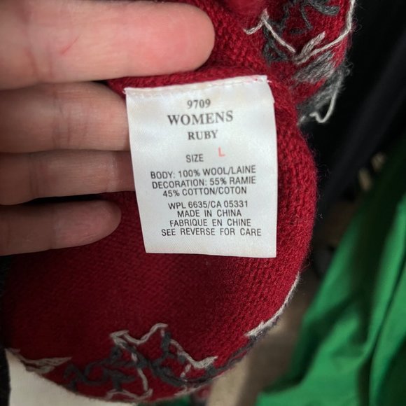 Woolrich Womens V Neck Embroidered  Red Gray Pullover Sweater Size Large - READ - Picture 7 of 8